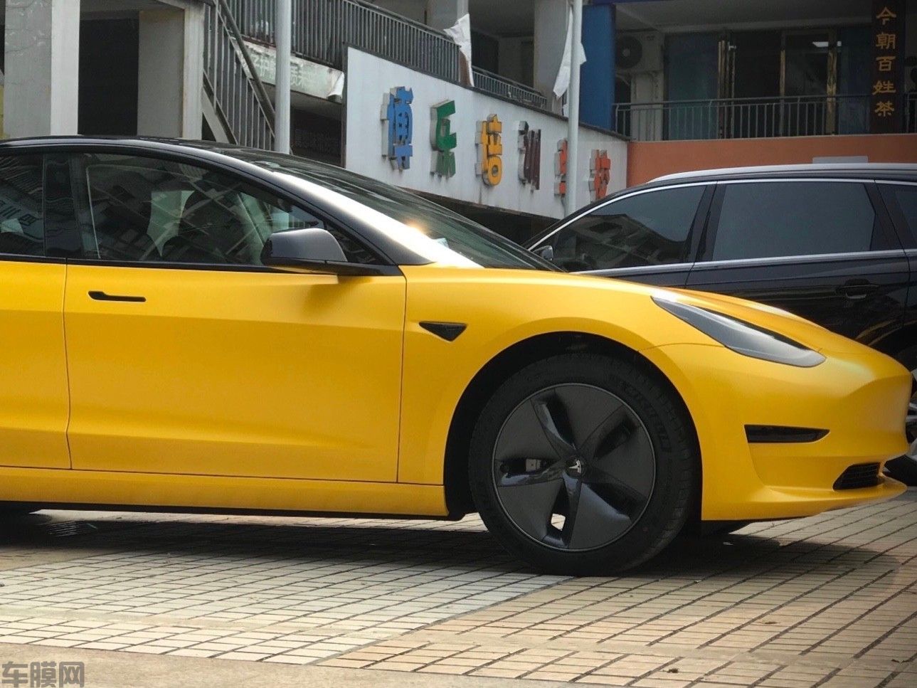 特斯拉 电光金属黄改色膜 效果图