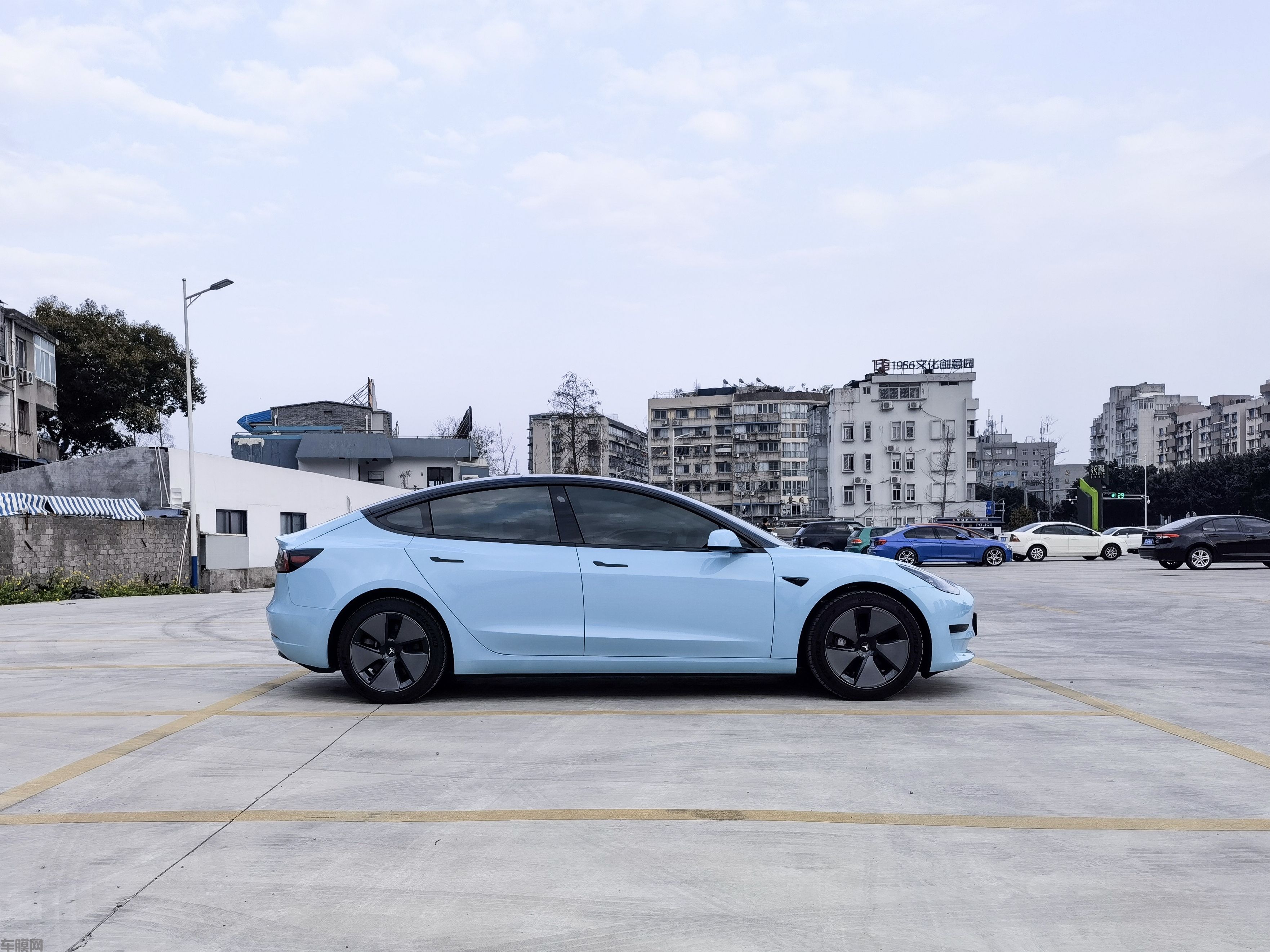 特斯拉model3 超亮海风蓝改色膜 效果图