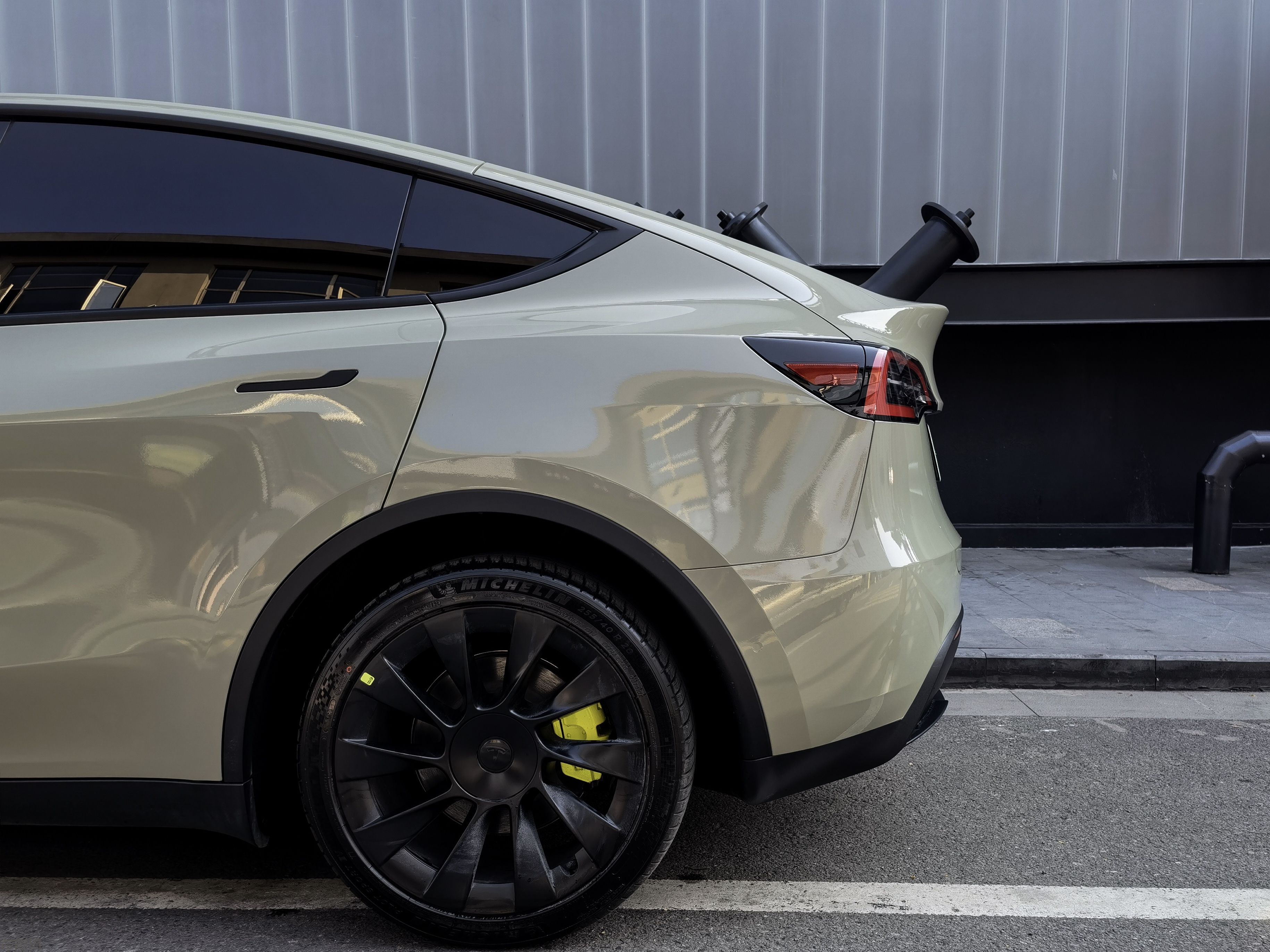 特斯拉Model Y 超亮卡其绿改色膜 效果图