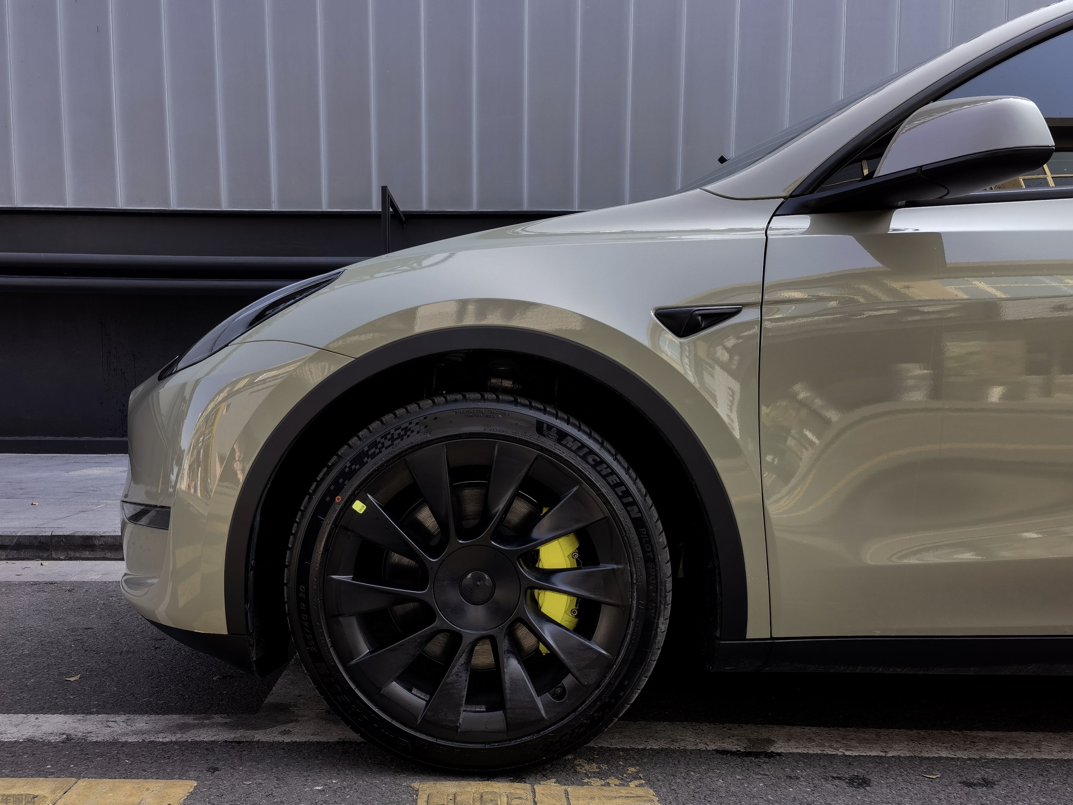 特斯拉Model Y 超亮卡其绿改色膜 效果图