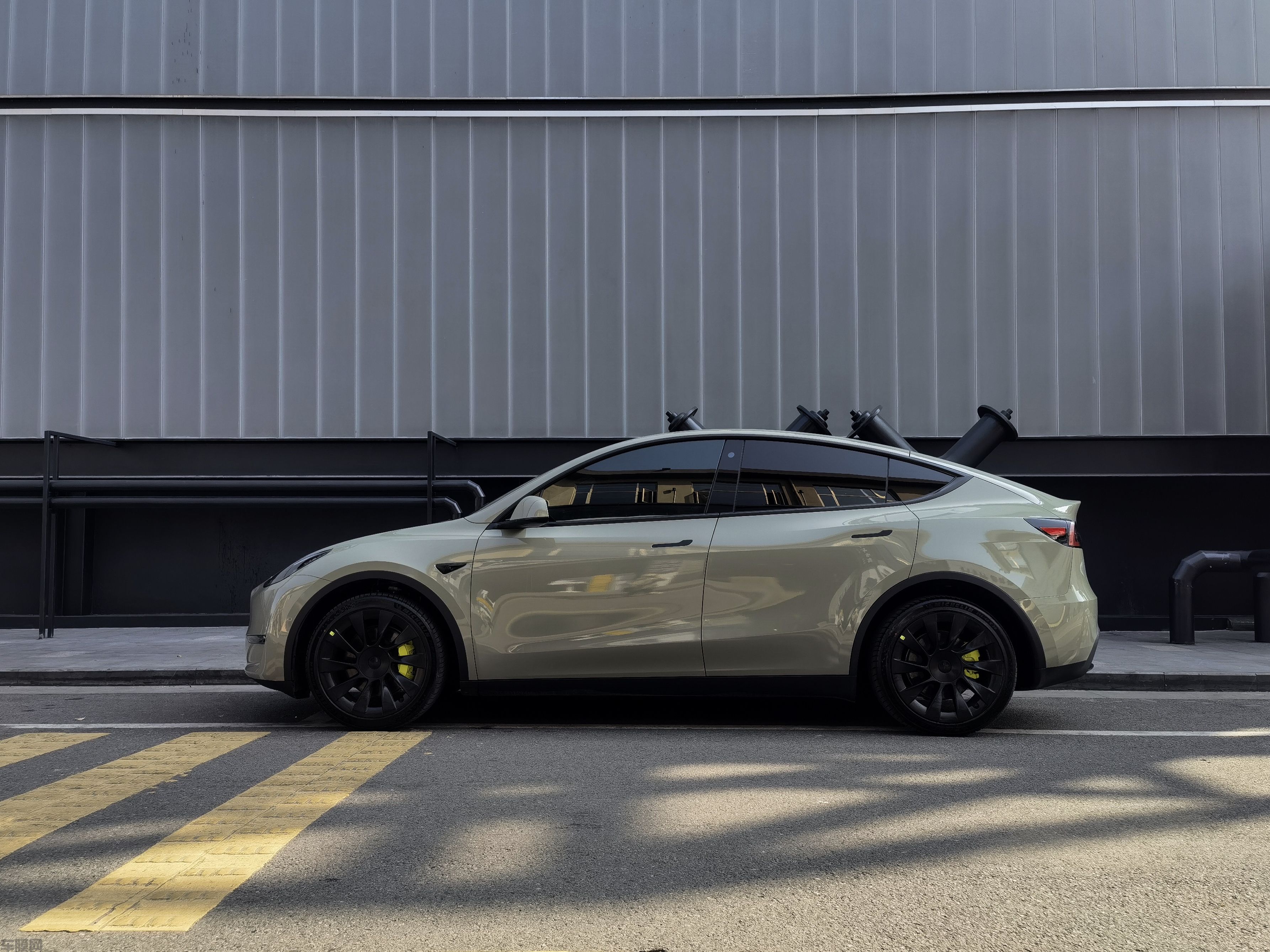 特斯拉Model Y 超亮卡其绿改色膜 效果图