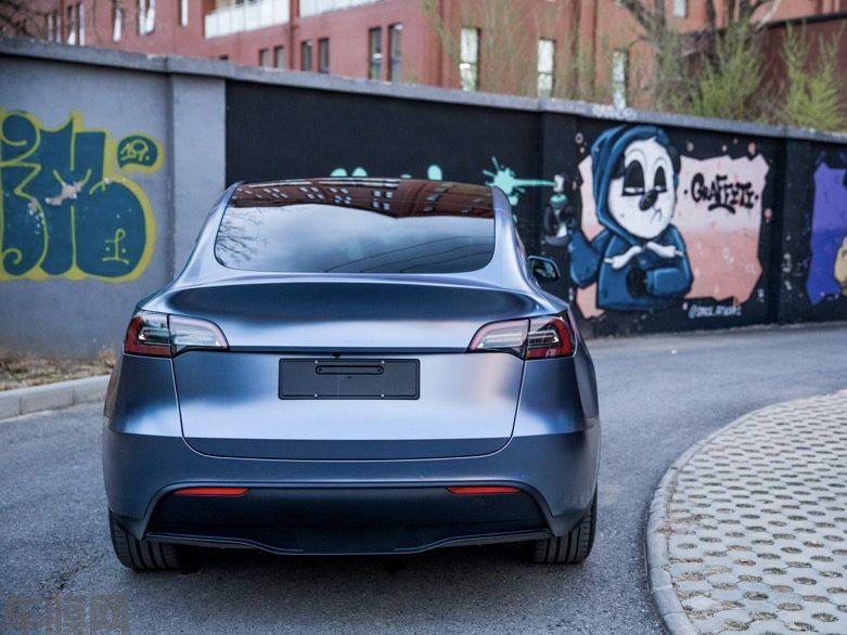 特斯拉 Model Y 电光风暴金属蓝改色膜 效果图