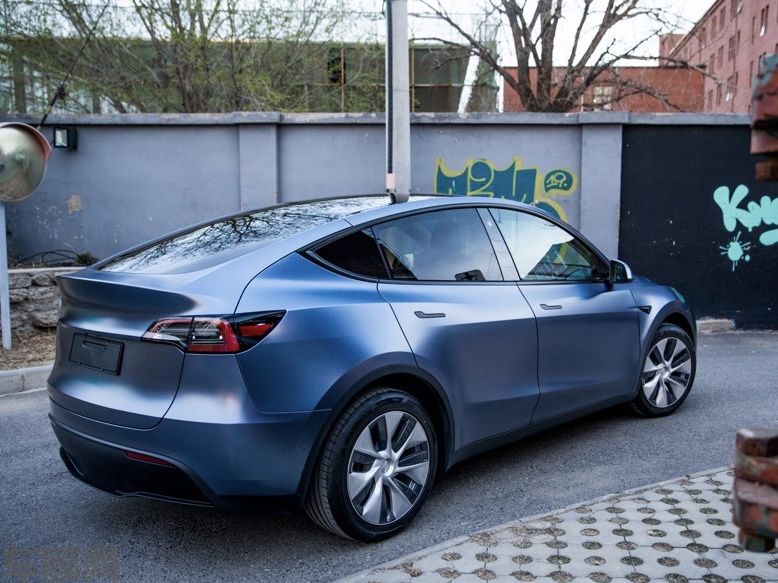 特斯拉 Model Y 电光风暴金属蓝改色膜 效果图