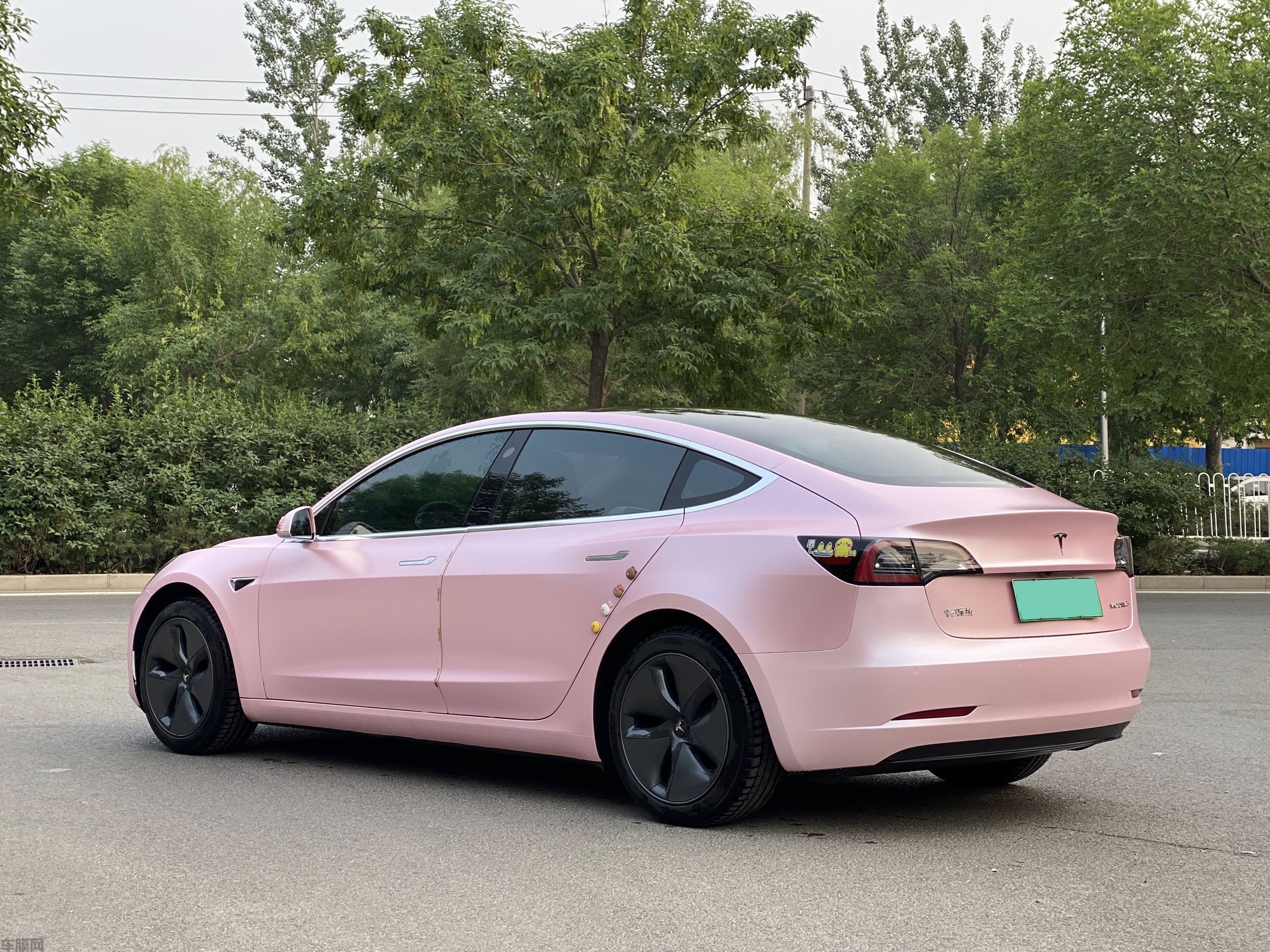 特斯拉model 3 樱花粉改色膜 效果图
