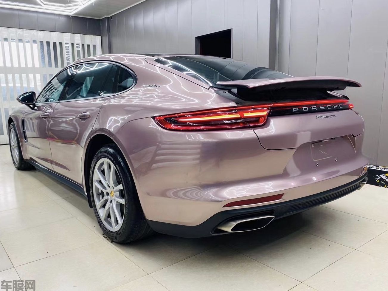 保时捷Panamera 超亮金属冰莓粉改色膜 效果图