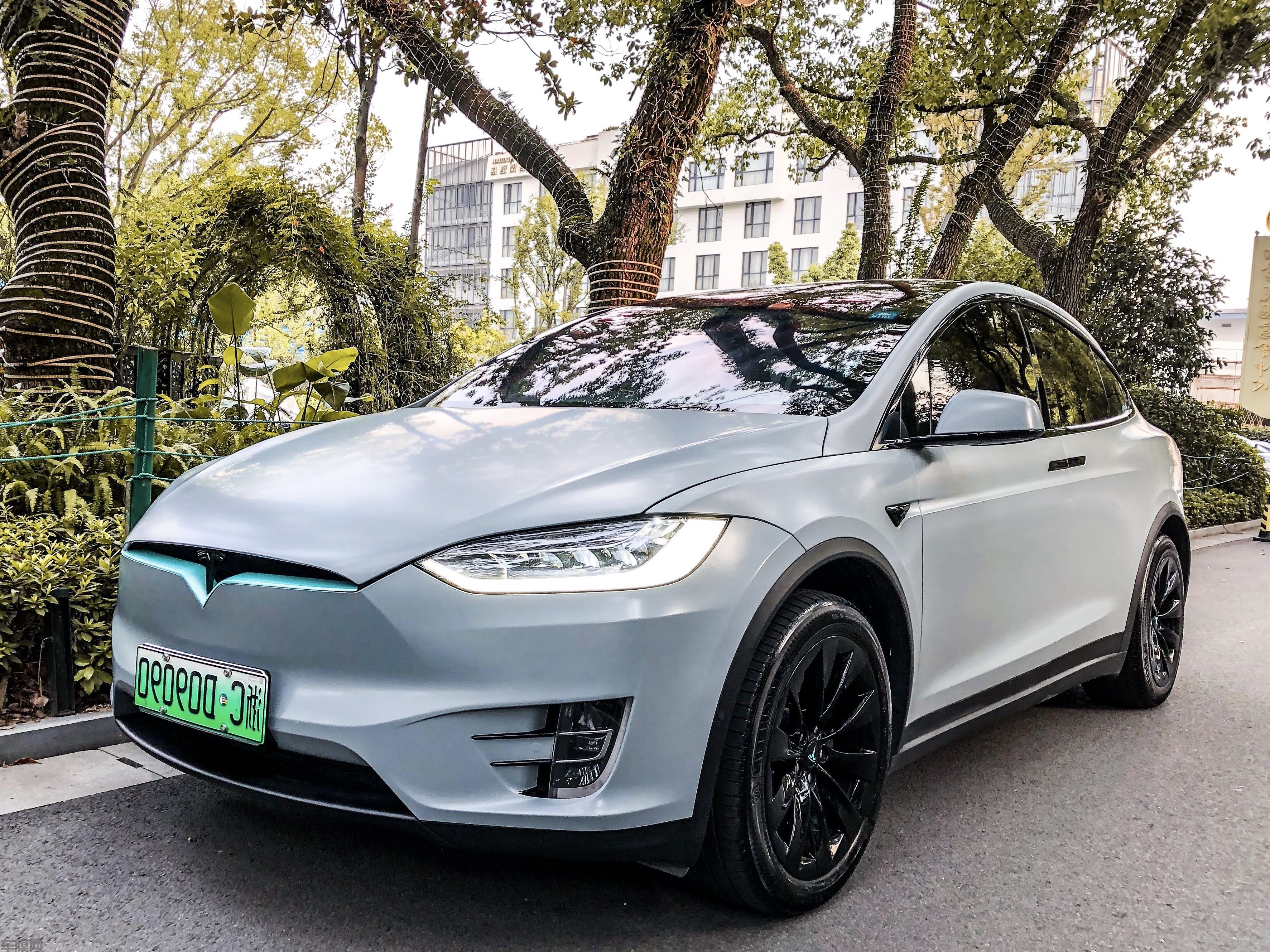 特斯拉MODEL X 战舰灰改色膜 效果图
