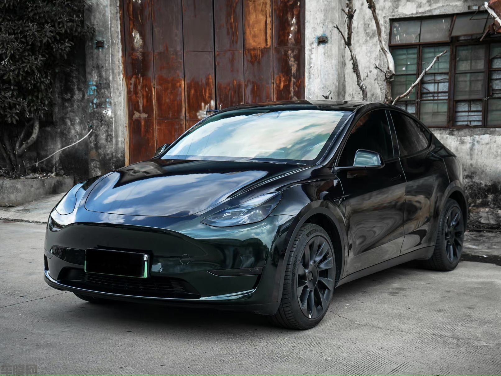 特斯拉MODEL Y 高亮金属祖母绿改色膜 效果图
