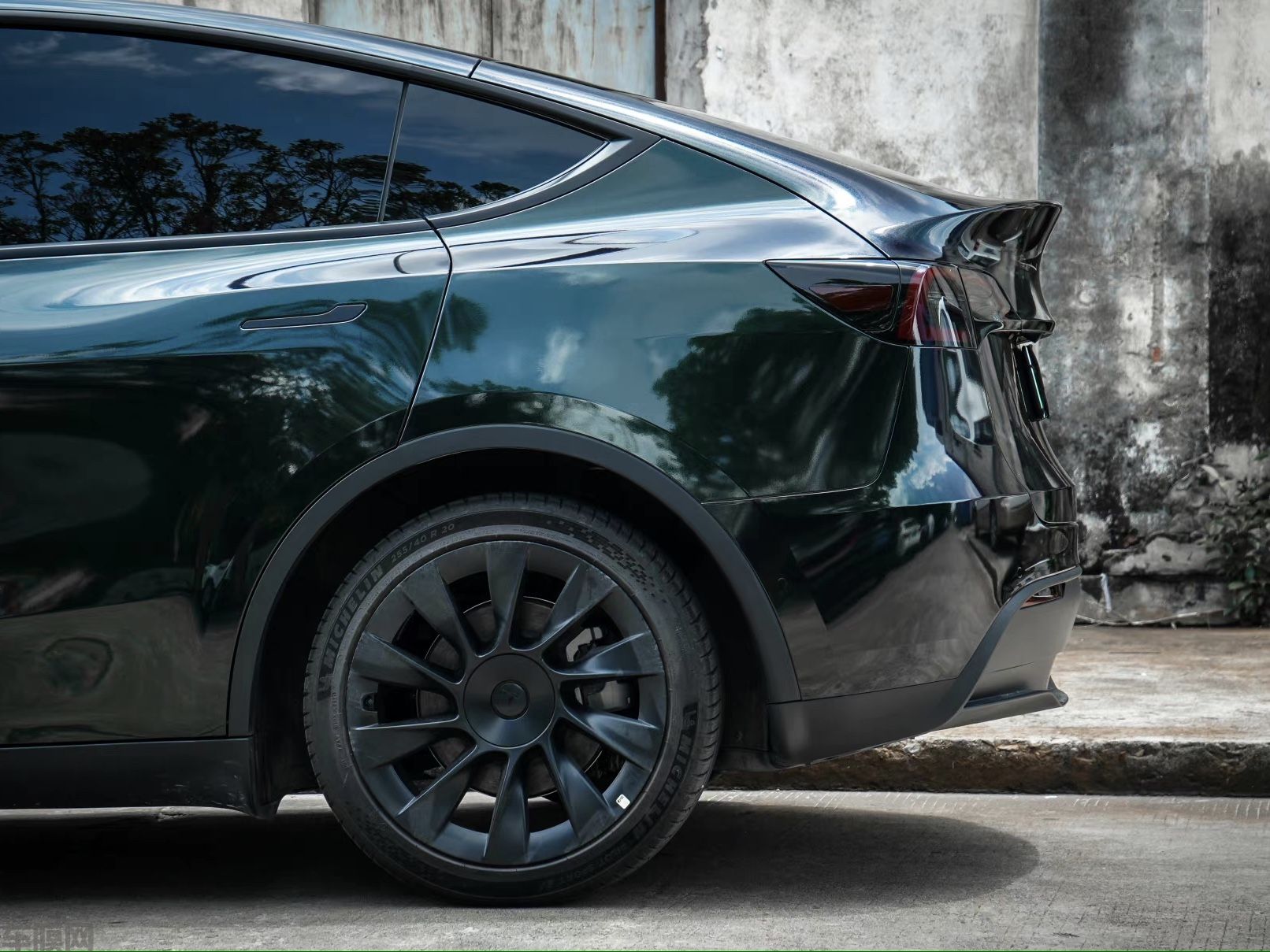 特斯拉MODEL Y 高亮金属祖母绿改色膜 效果图