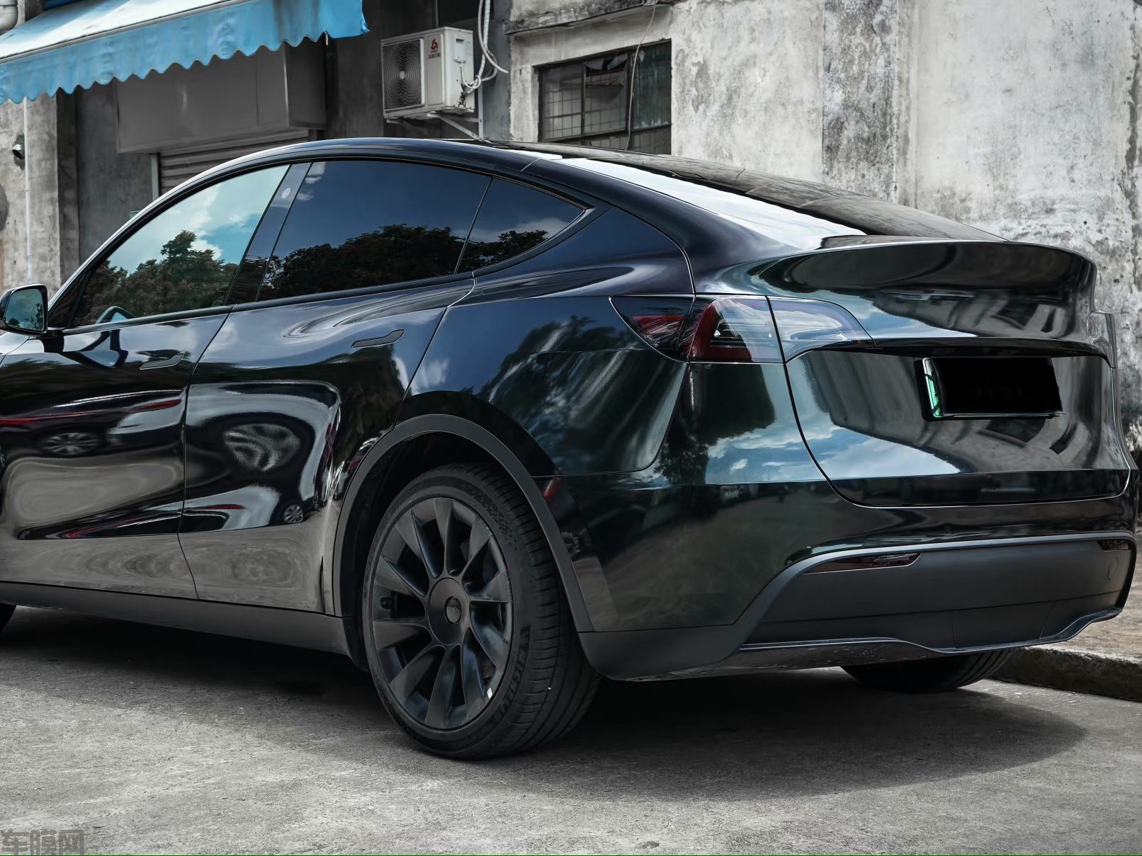 特斯拉MODEL Y 高亮金属祖母绿改色膜 效果图