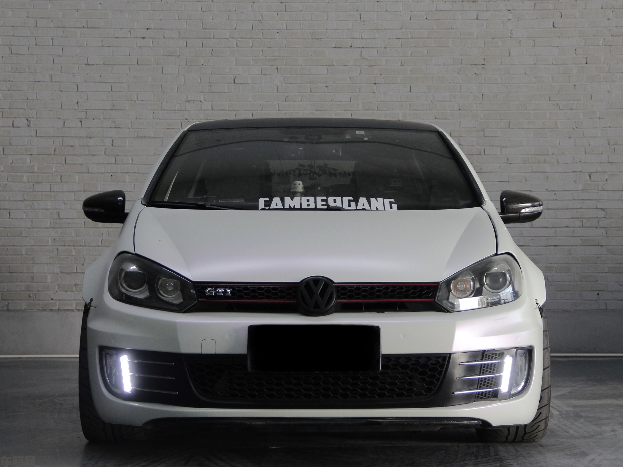 大众高尔夫GTI 哑面陶瓷白变紫改色膜 效果图