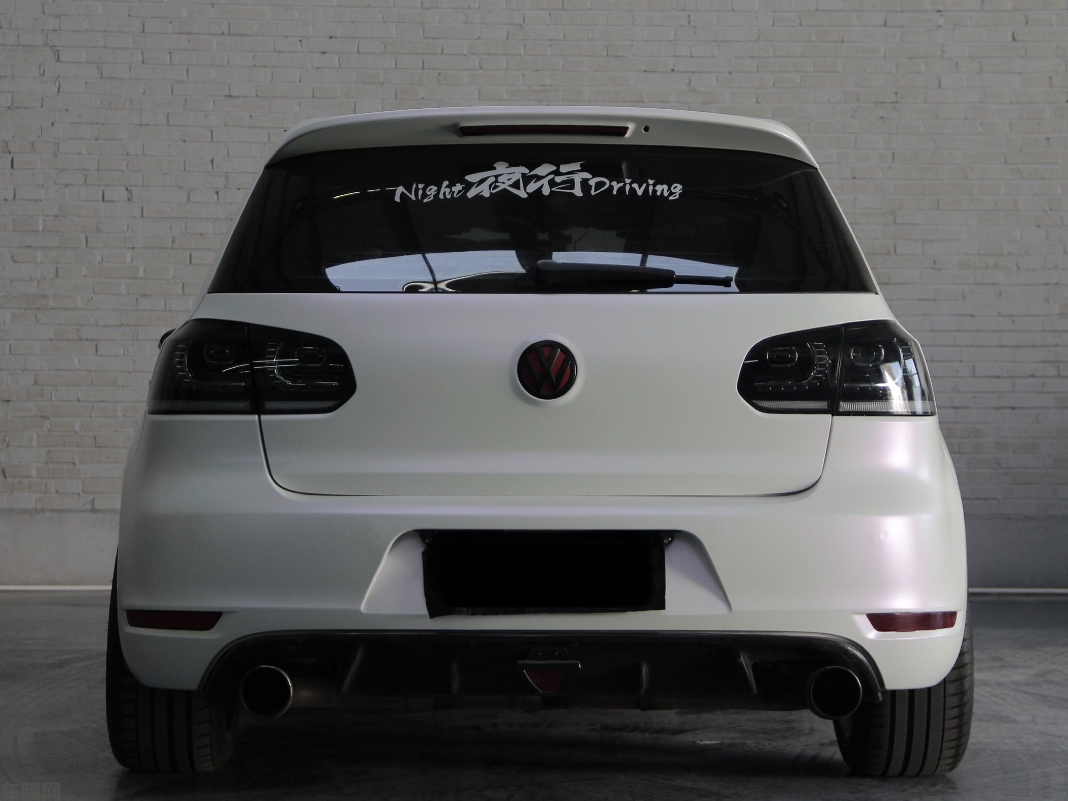 大众高尔夫GTI 哑面陶瓷白变紫改色膜 效果图