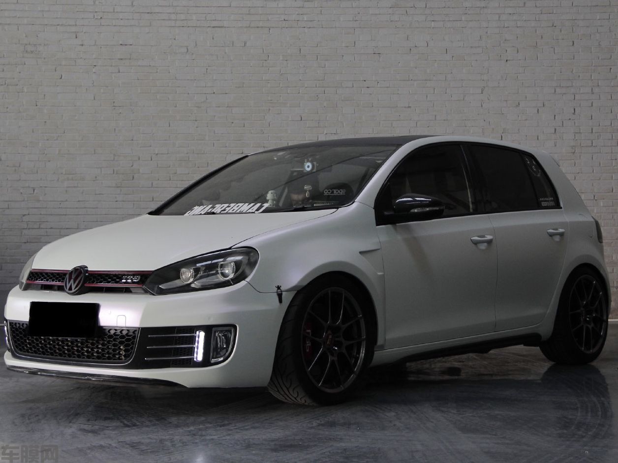 大众高尔夫GTI 哑面陶瓷白变紫改色膜 效果图