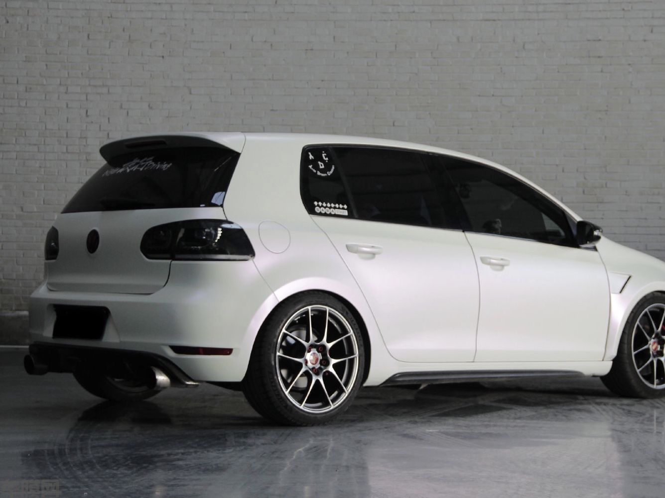 大众高尔夫GTI 哑面陶瓷白变紫改色膜 效果图