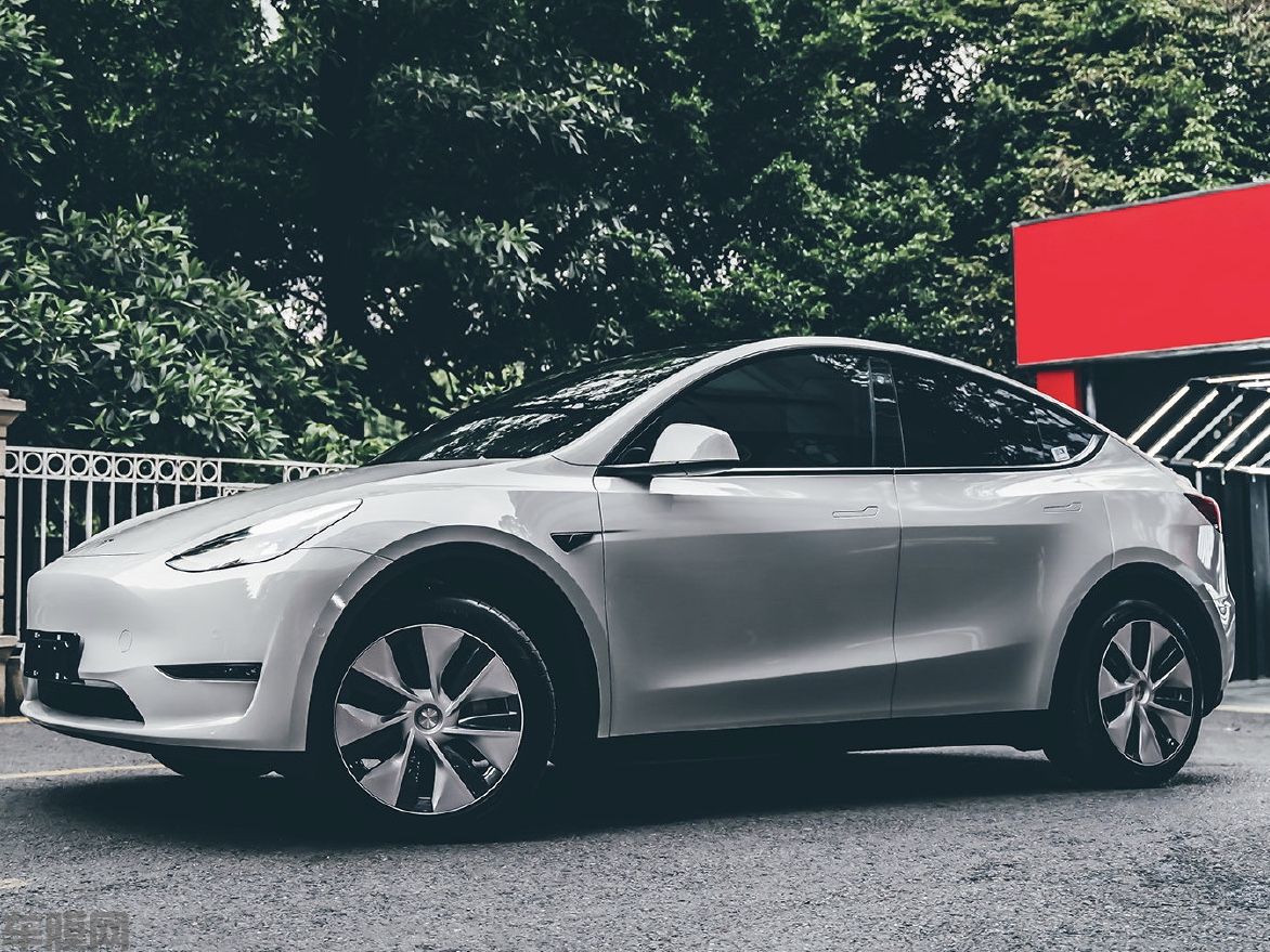 特斯拉 MODEL Y 水晶火山灰改色膜 效果图