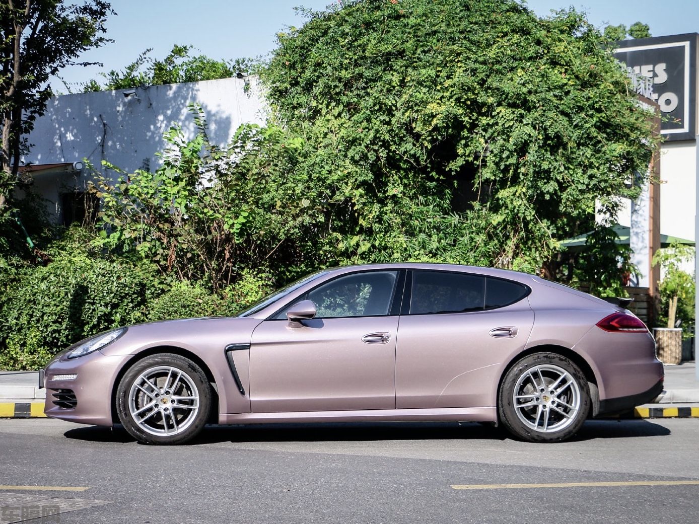 保时捷Panamera 冰莓粉改色膜 效果图