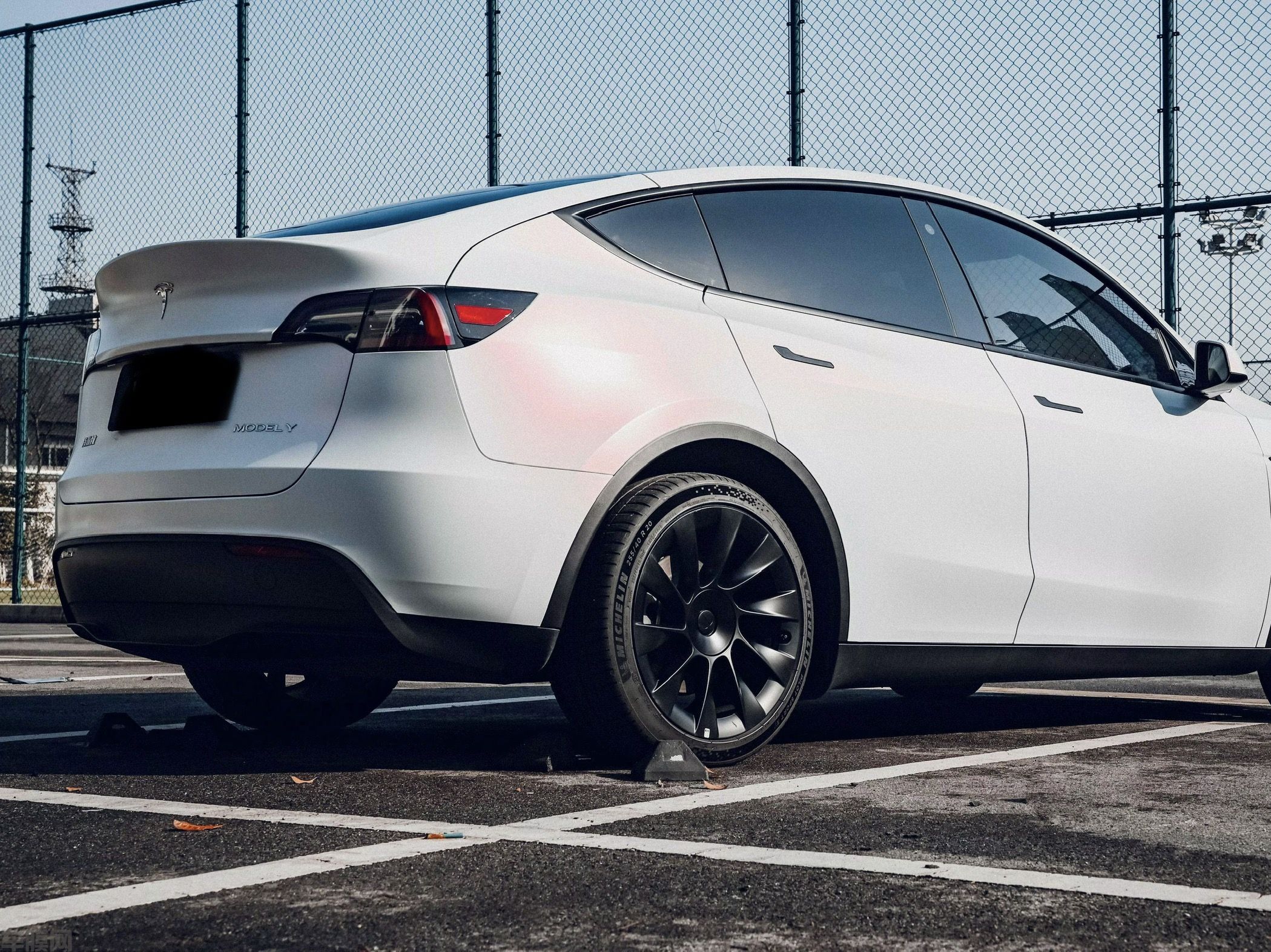 特斯拉ModelY 电光白变紫改色膜 效果图