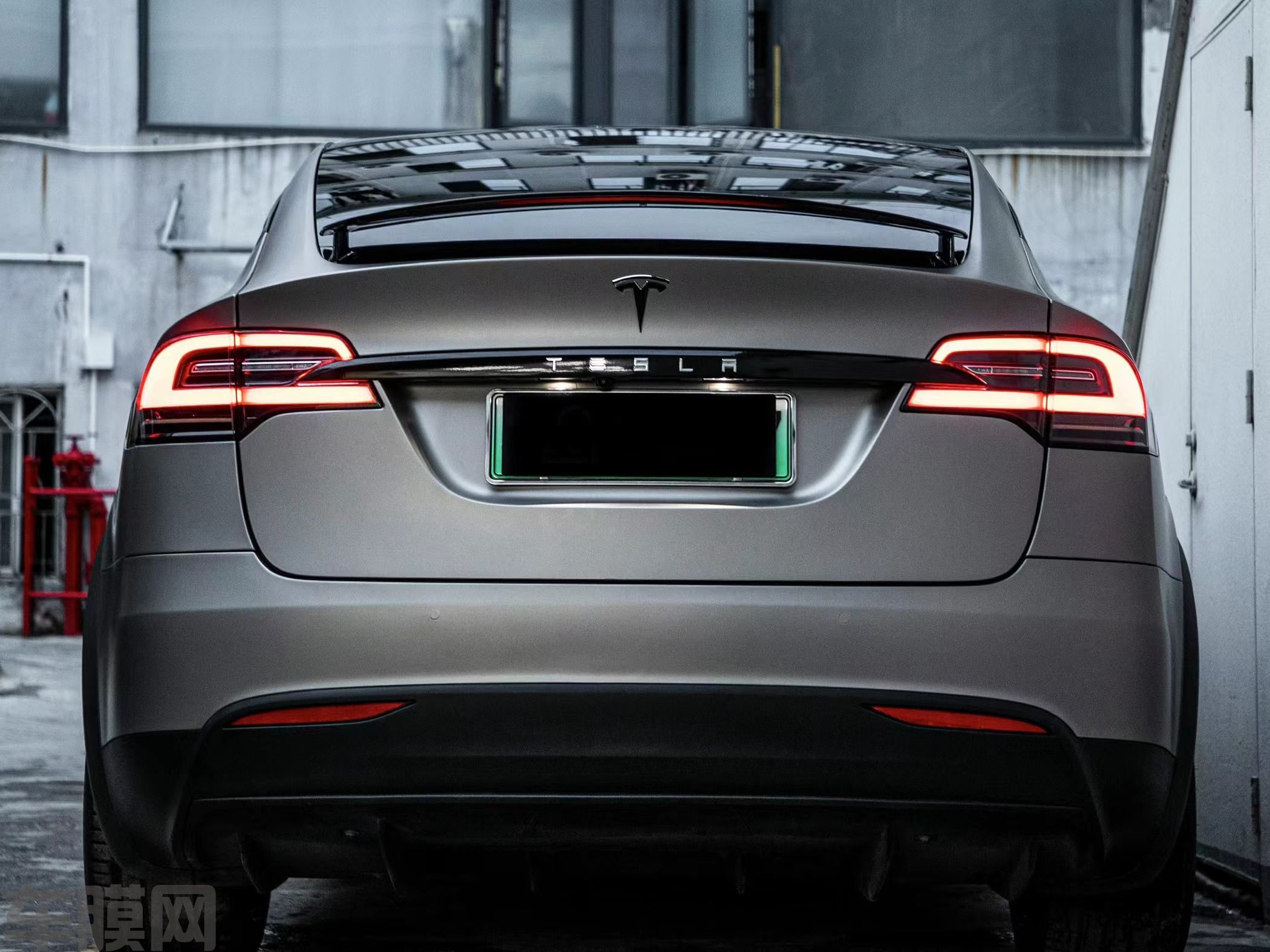 特斯拉Model X 超哑金属铝灰改色膜 效果图