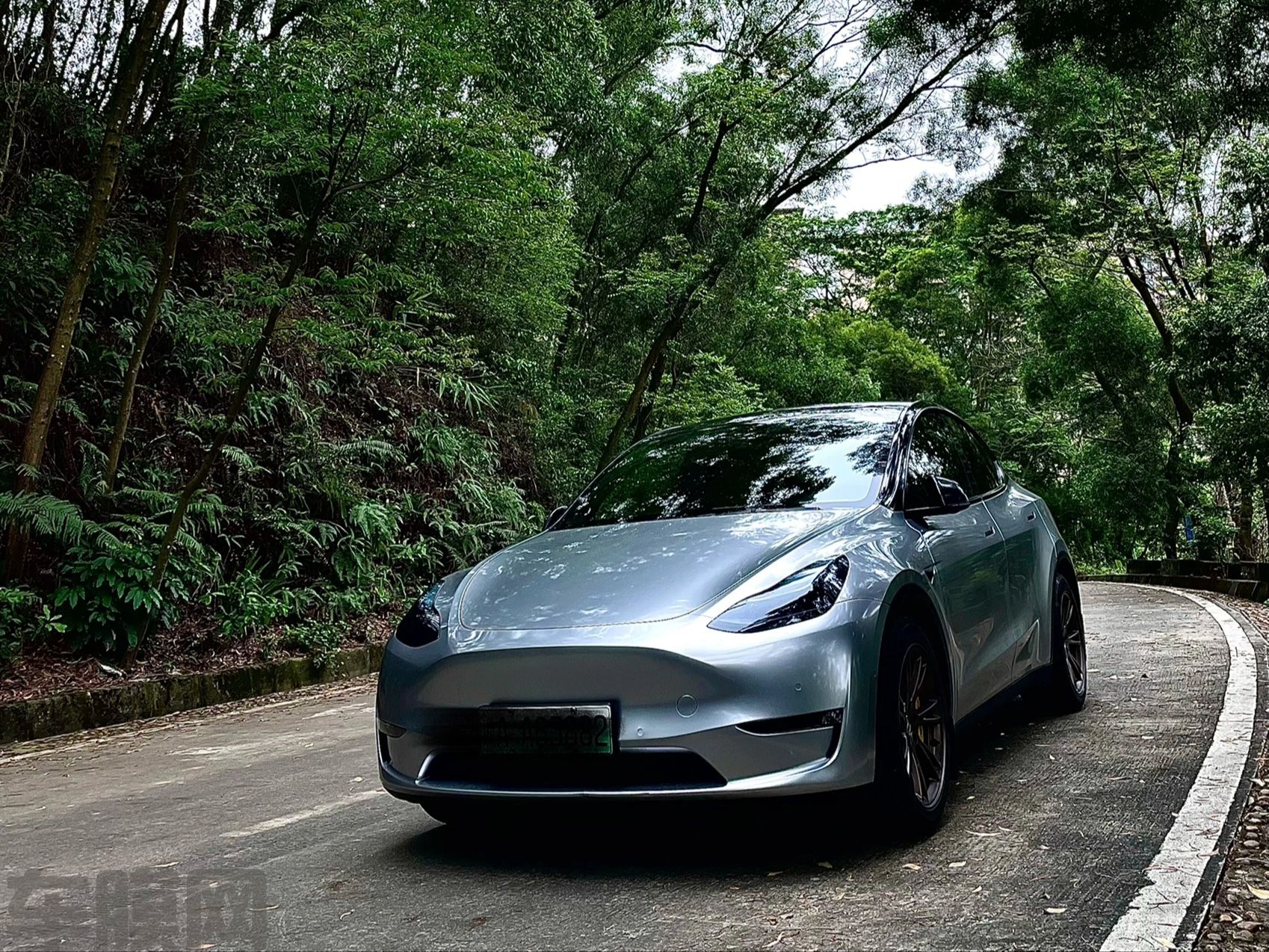 特斯拉Model Y GT银改色膜 效果图