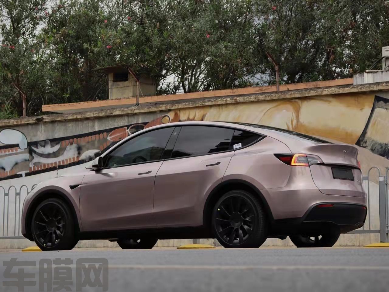 特斯拉Model Y 冰莓粉改色膜 效果图