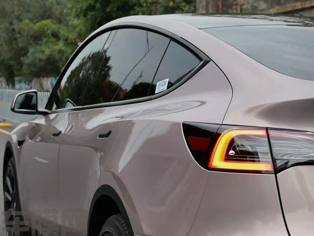 特斯拉Model Y 冰莓粉改色膜 效果图