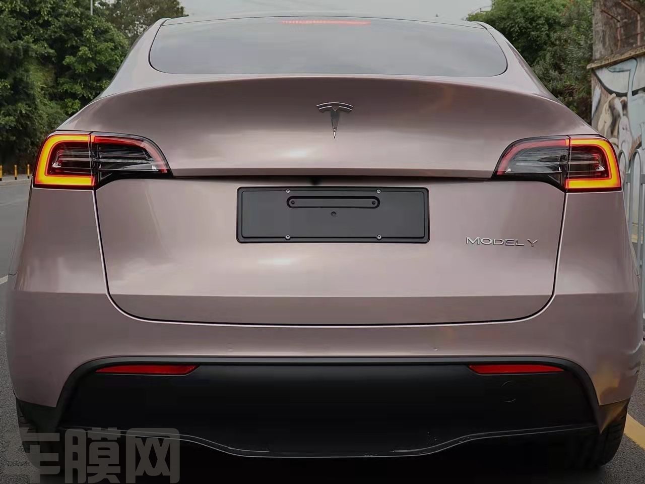 特斯拉Model Y 冰莓粉改色膜 效果图