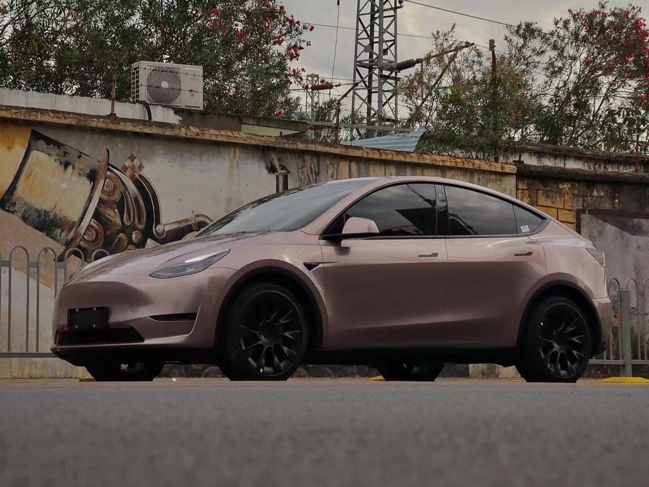 特斯拉Model Y 冰莓粉改色膜 效果图