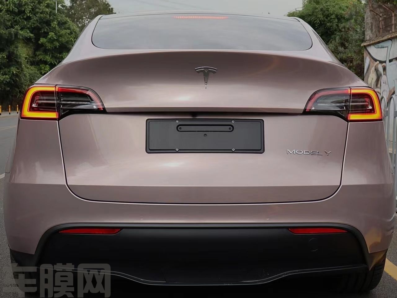 特斯拉Model Y 冰莓粉改色膜 效果图