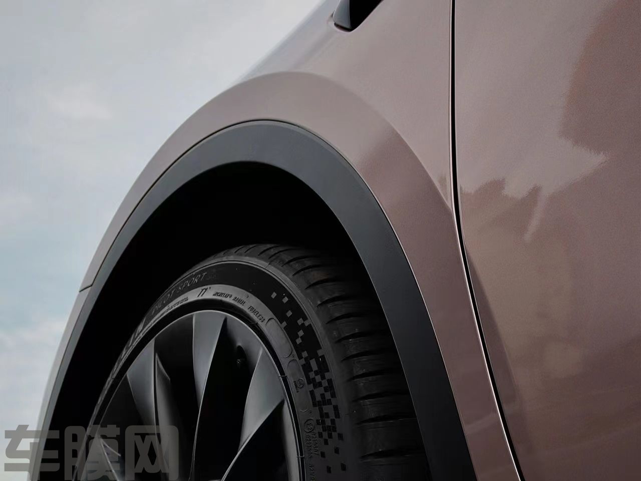 特斯拉Model Y 冰莓粉改色膜 效果图