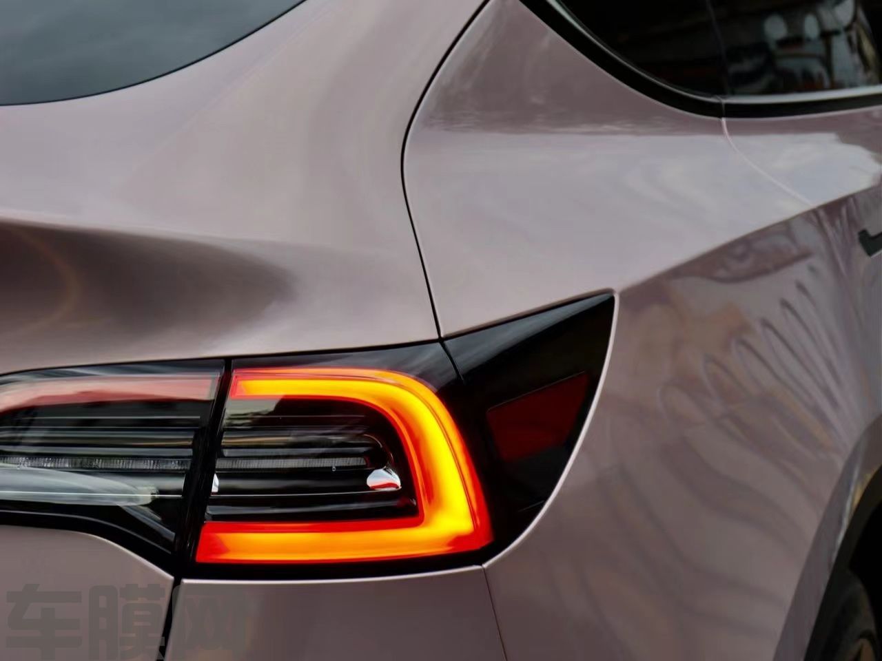 特斯拉Model Y 冰莓粉改色膜 效果图