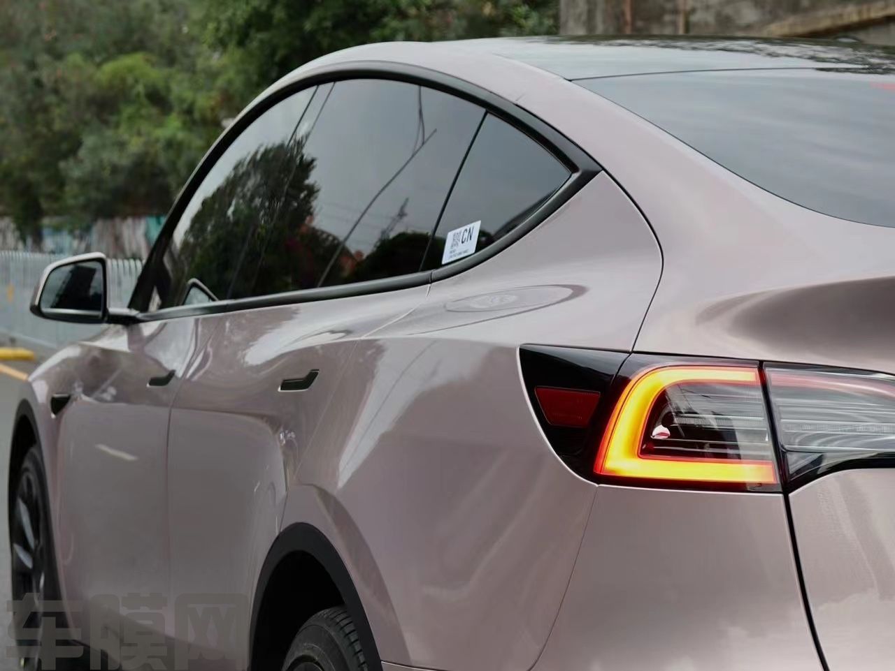 特斯拉Model Y 冰莓粉改色膜 效果图