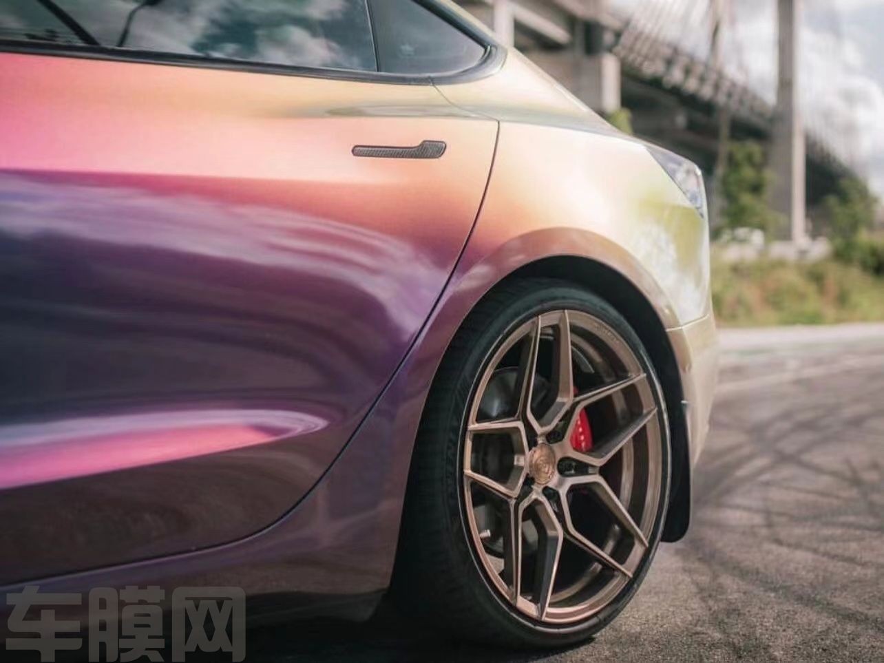 特斯拉Model 3 流光溢彩都市绿改色膜 效果图