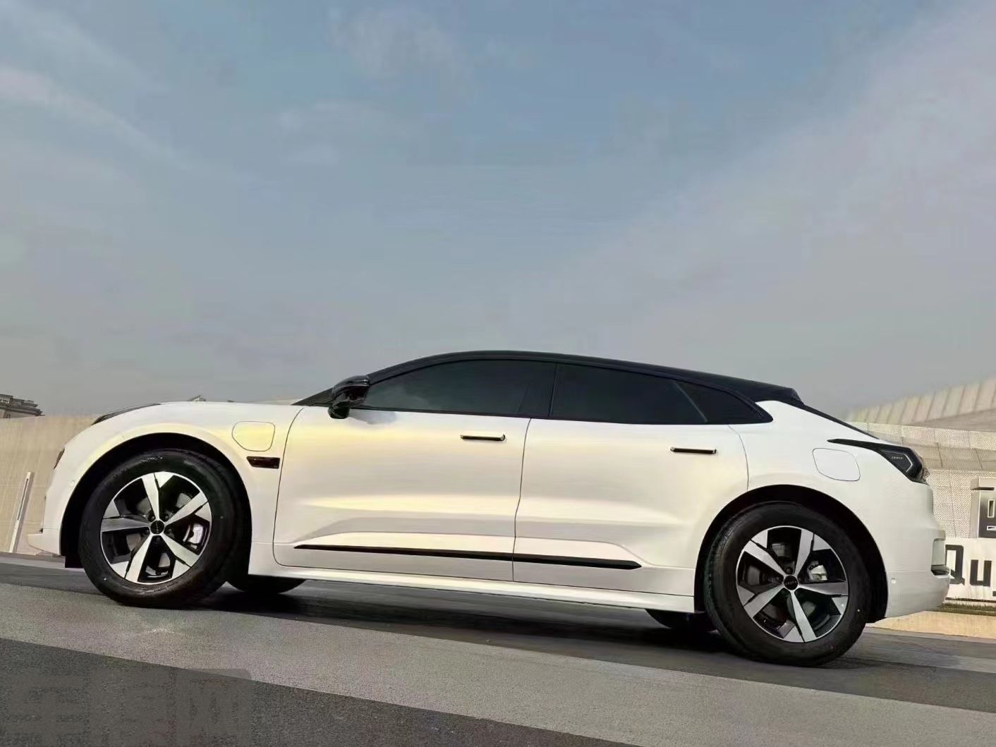 极氪001 电光白变金改色膜 效果图