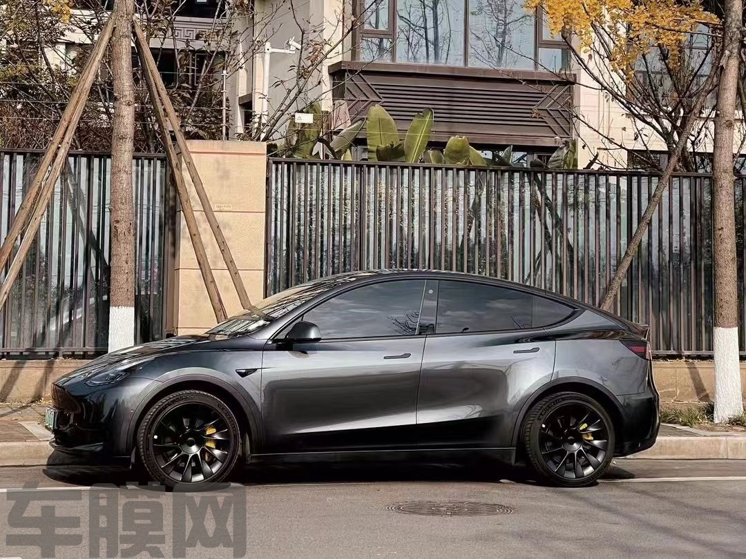 特斯拉Model Y 煤炭灰改色膜 效果图