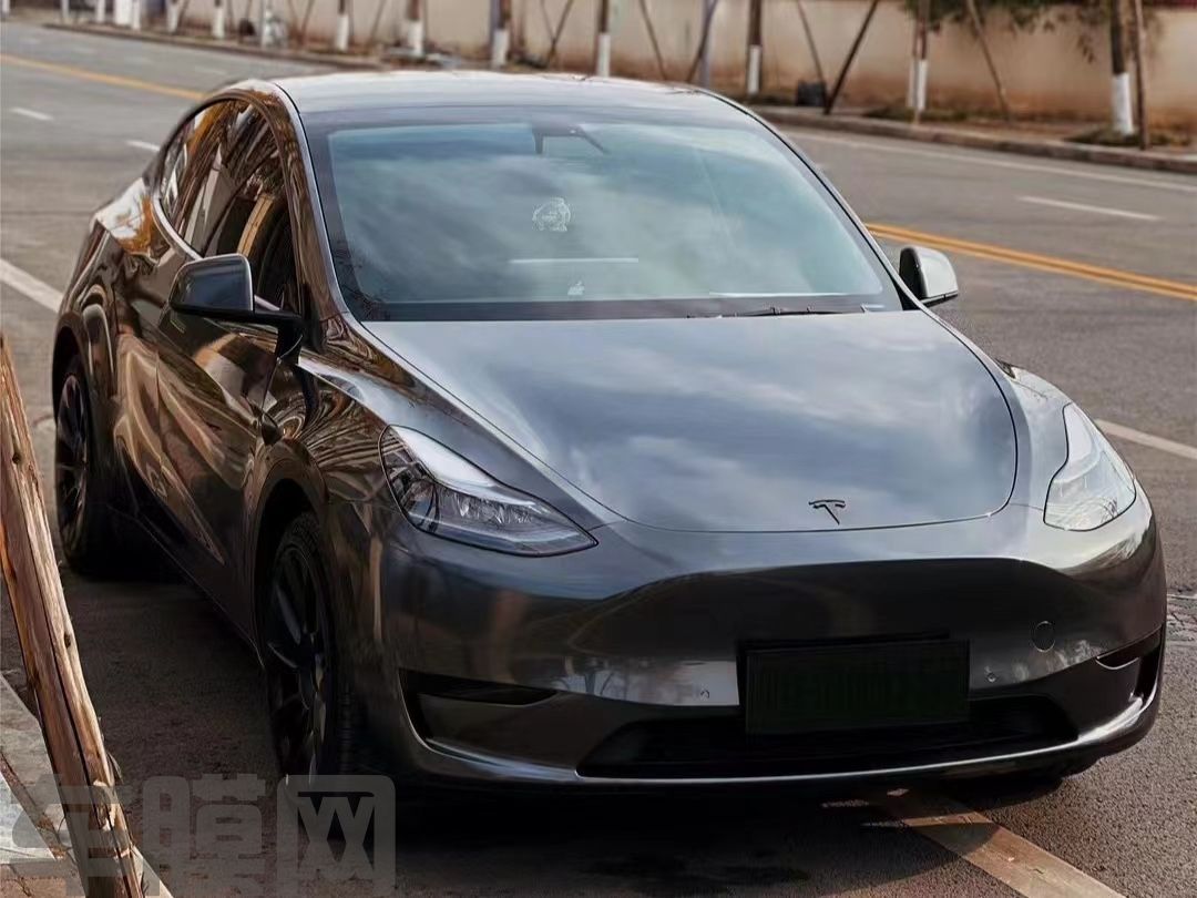 特斯拉Model Y 煤炭灰改色膜 效果图