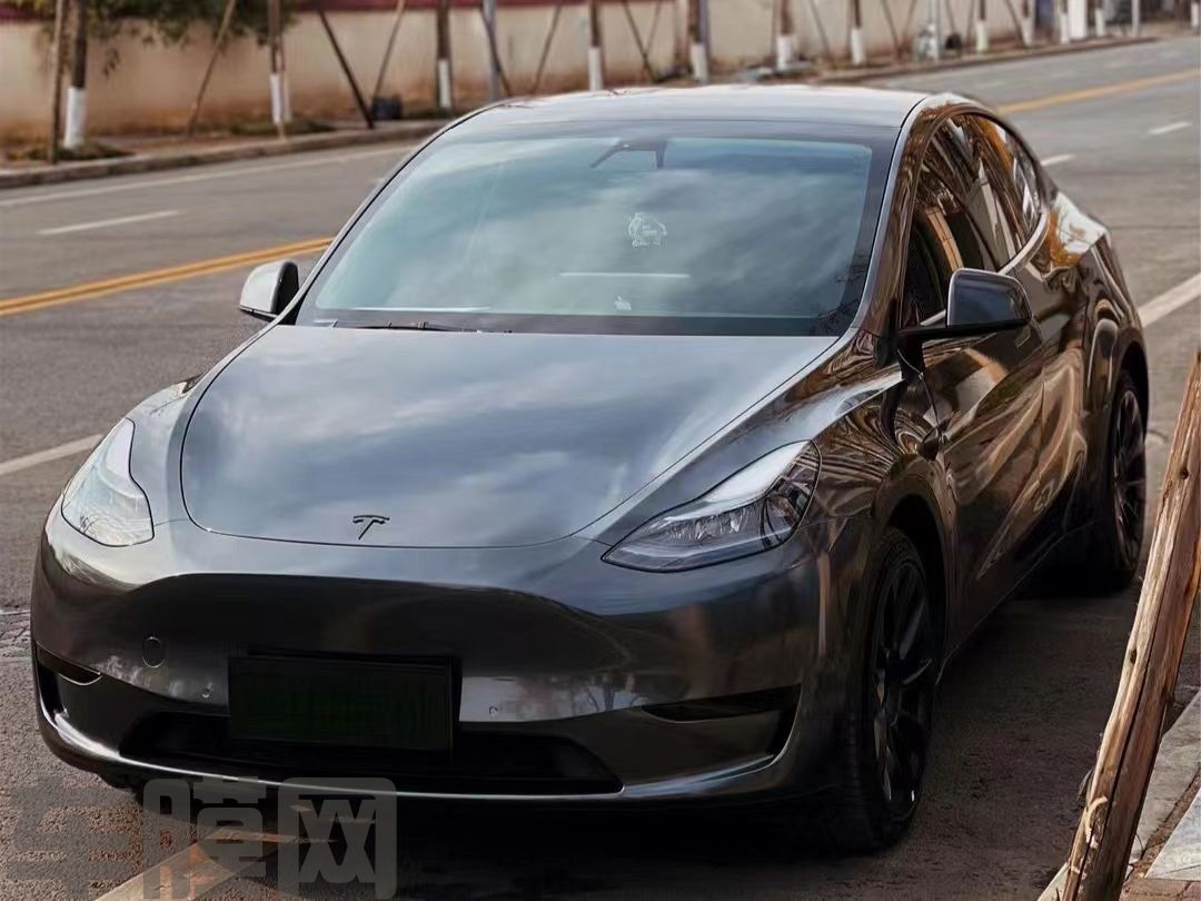 特斯拉Model Y 煤炭灰改色膜 效果图