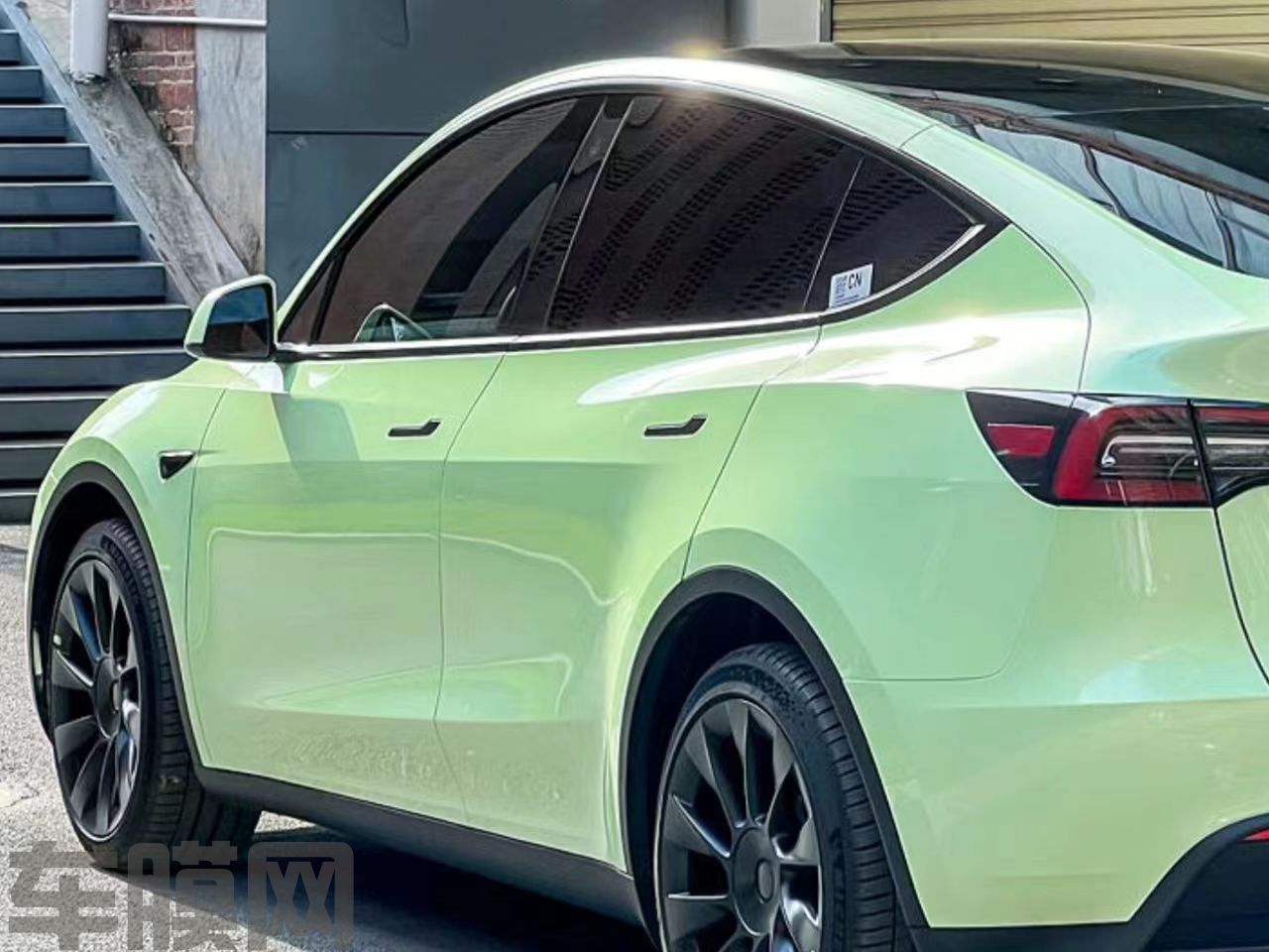 特斯拉Model Y 牛油果绿改色膜 效果图