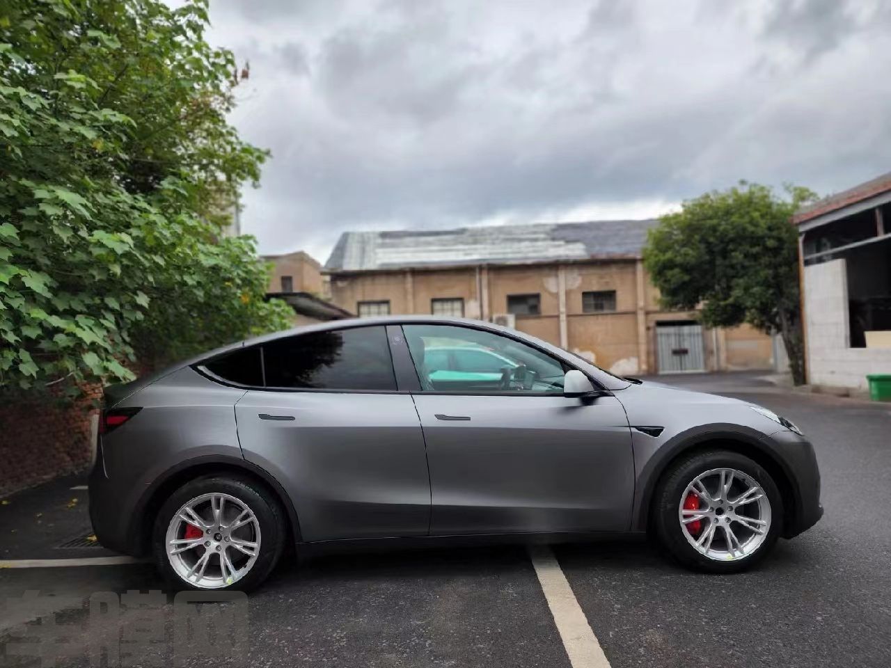 特斯拉Model Y AMG山灰改色膜 效果图