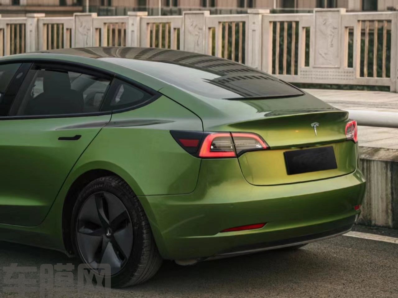 特斯拉Model 3 超亮金属曼巴绿改色膜 效果图