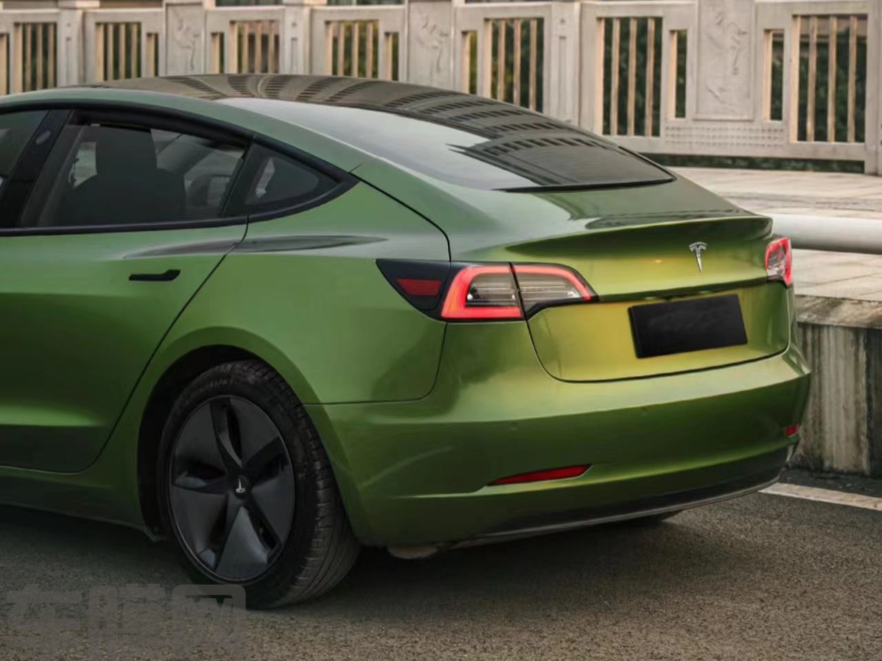 特斯拉Model 3 超亮金属曼巴绿改色膜 效果图