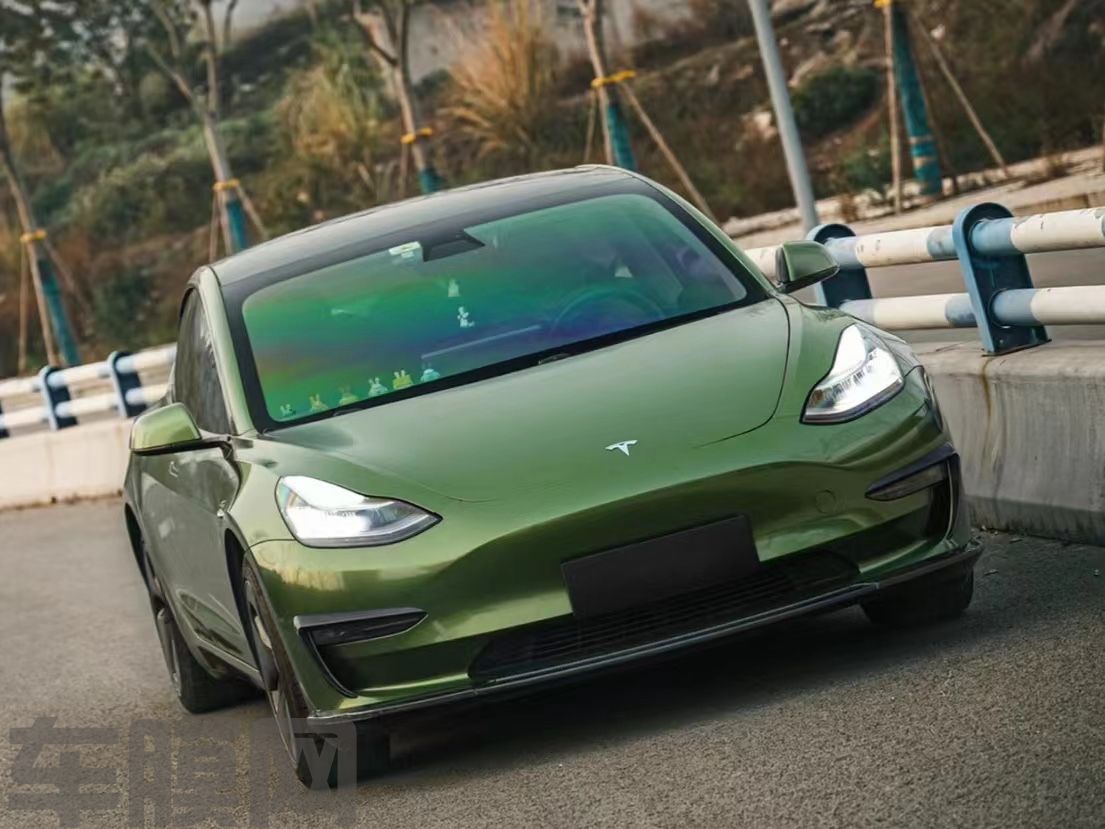 特斯拉Model 3 超亮金属曼巴绿改色膜 效果图