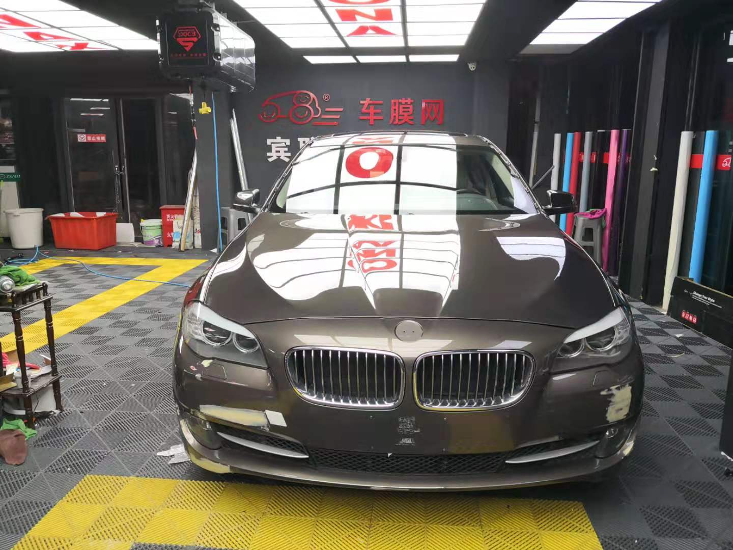汽车贴改色膜，这么做不违法！