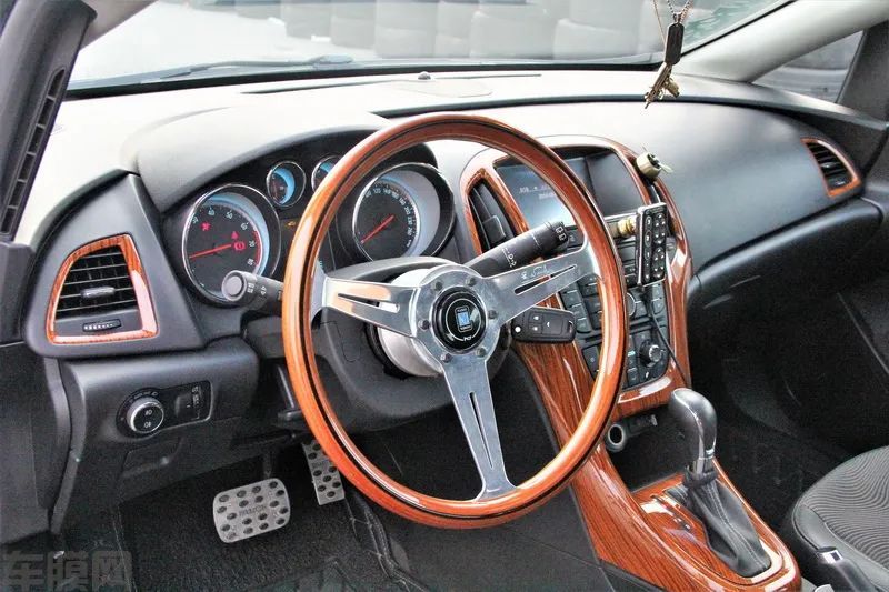 4-20112H14UM04.jpg